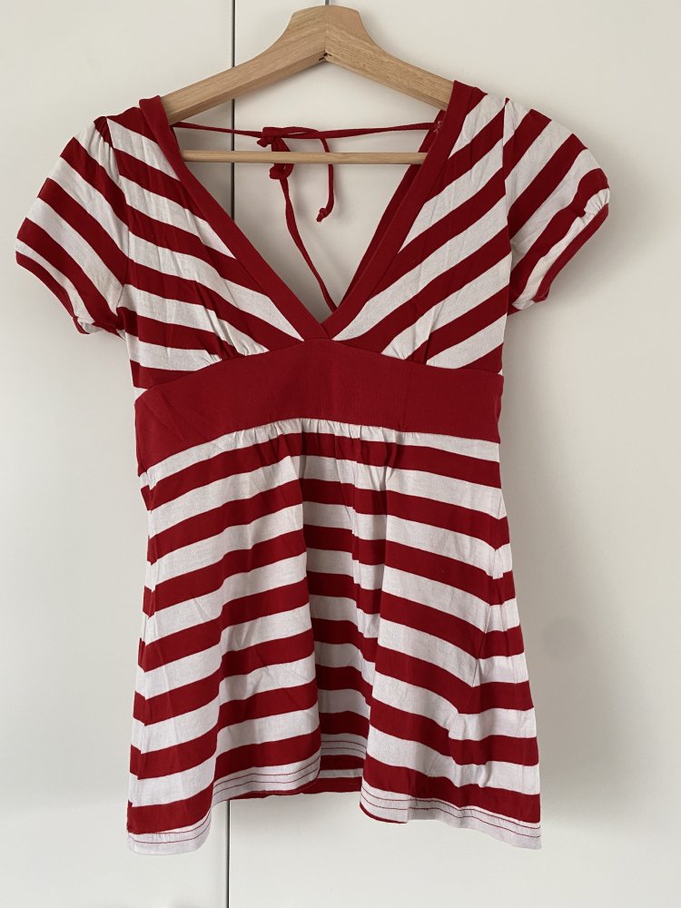 Rot weiß gestreiftes Shirt