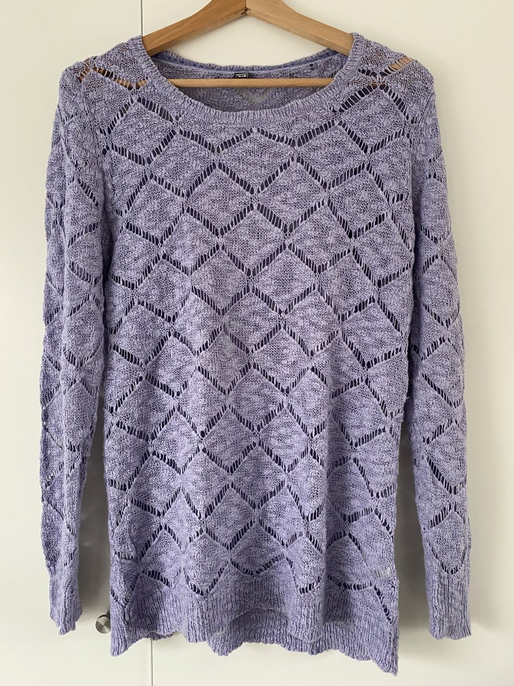 Fliederfarbener Strickpullover