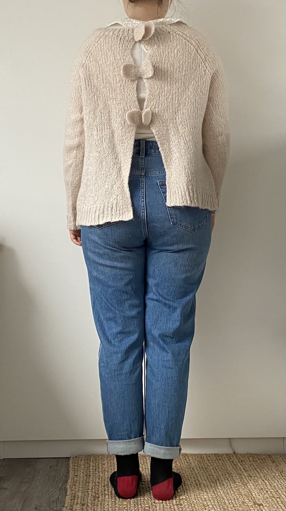Cremefarbener Strickpullover hinten offen