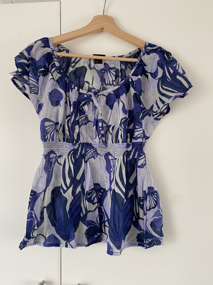 Kurzärmlige lila Bluse