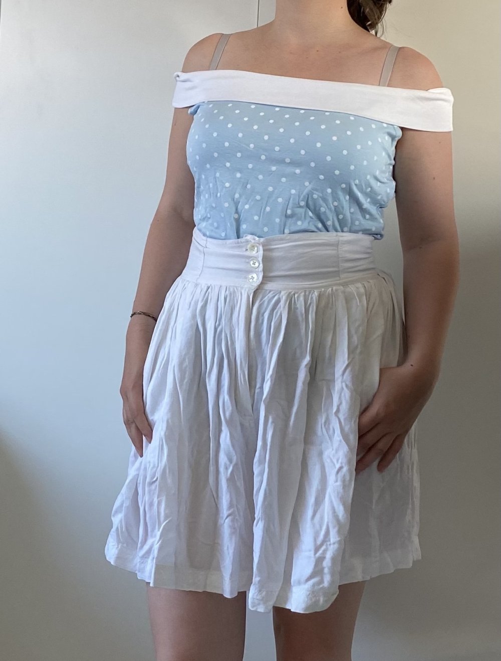 Hellblaues schulterfreies Top