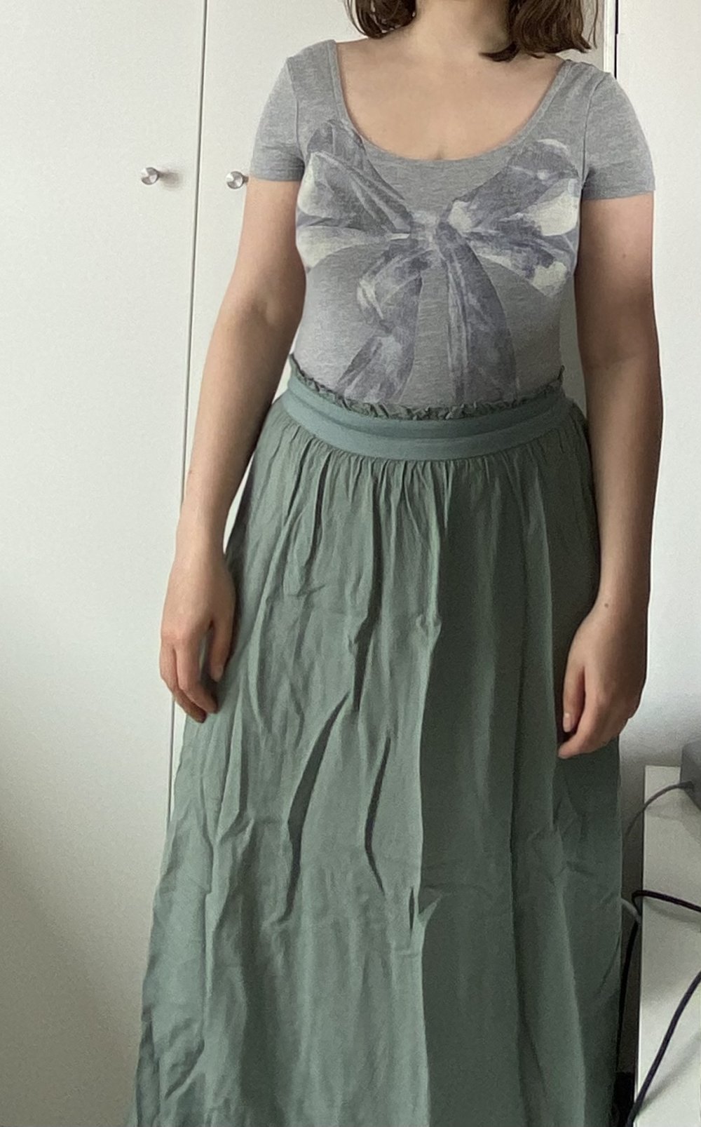 Grauer Body mit Schleife