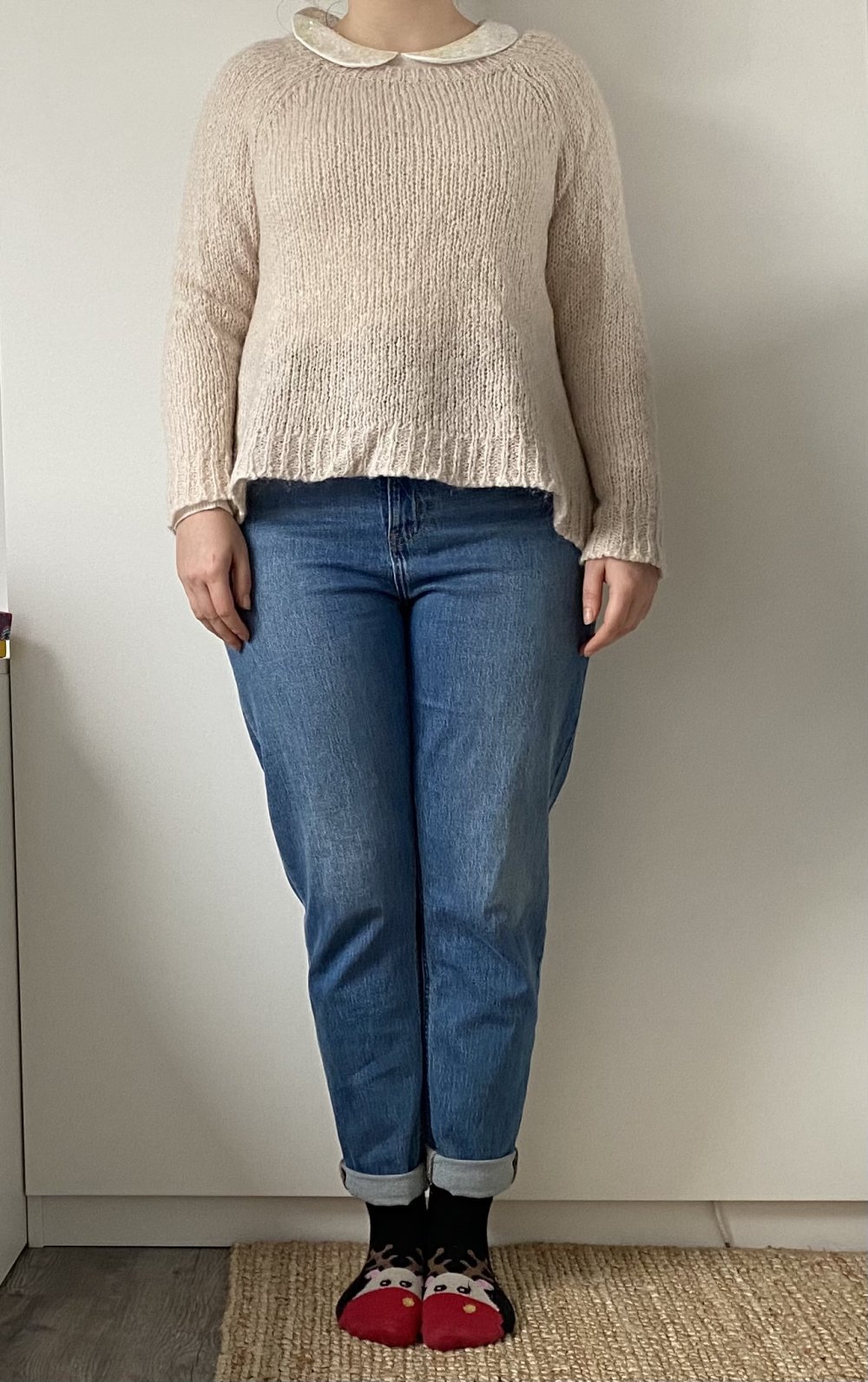 Cremefarbener Strickpullover hinten offen