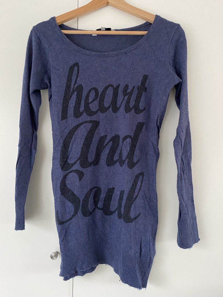Blauer Pulli mit Motto