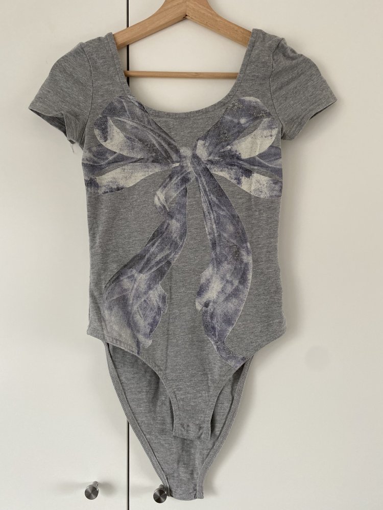 Grauer Body mit Schleife