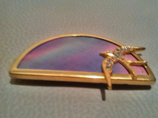 Brosche Schmuck Gold°Farbe Vogel Steine lila. grün. rosa Seidenstoff 