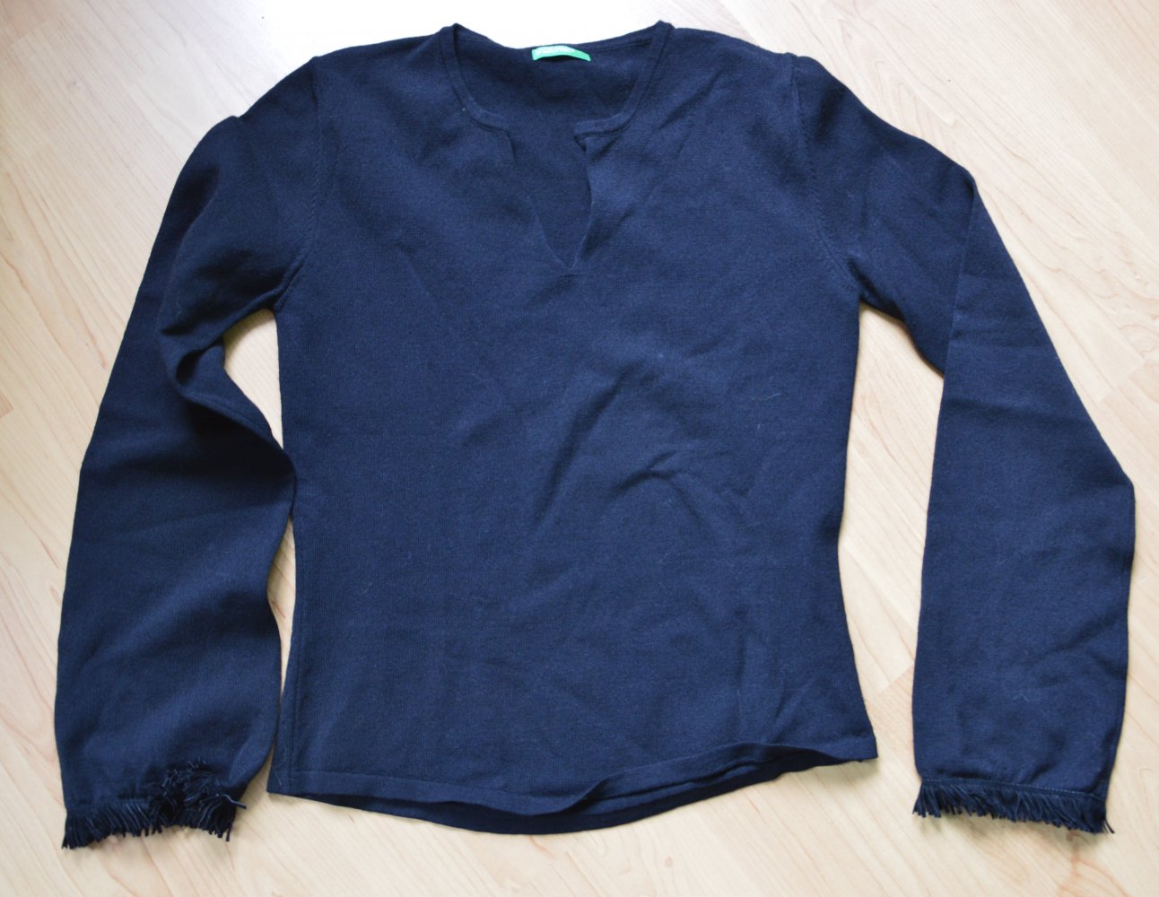 schwarzer dünner Pulli / Pullover mit Lederfransen an den Ärmeln