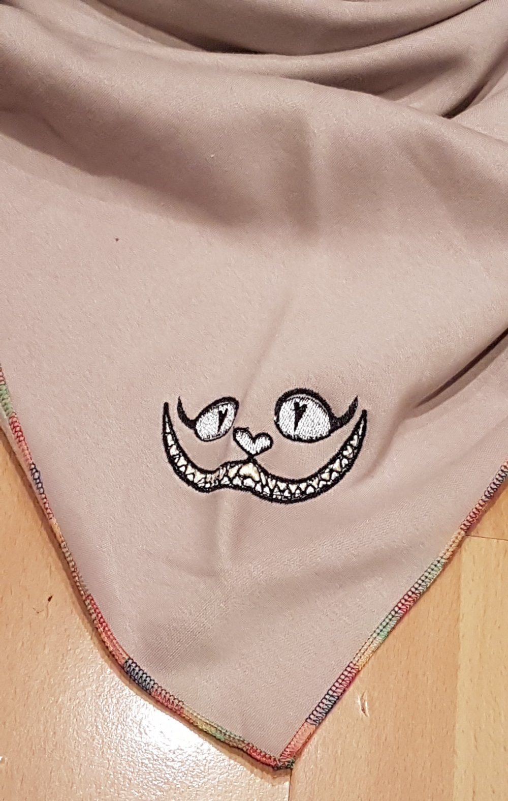 XXL Dreieckstuch Schal beige Grinsekatze Öse Handmade