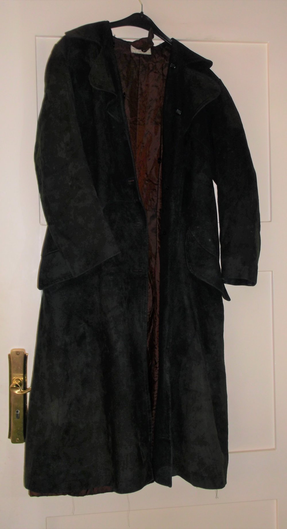 schwarzer Wildledermantel, lang