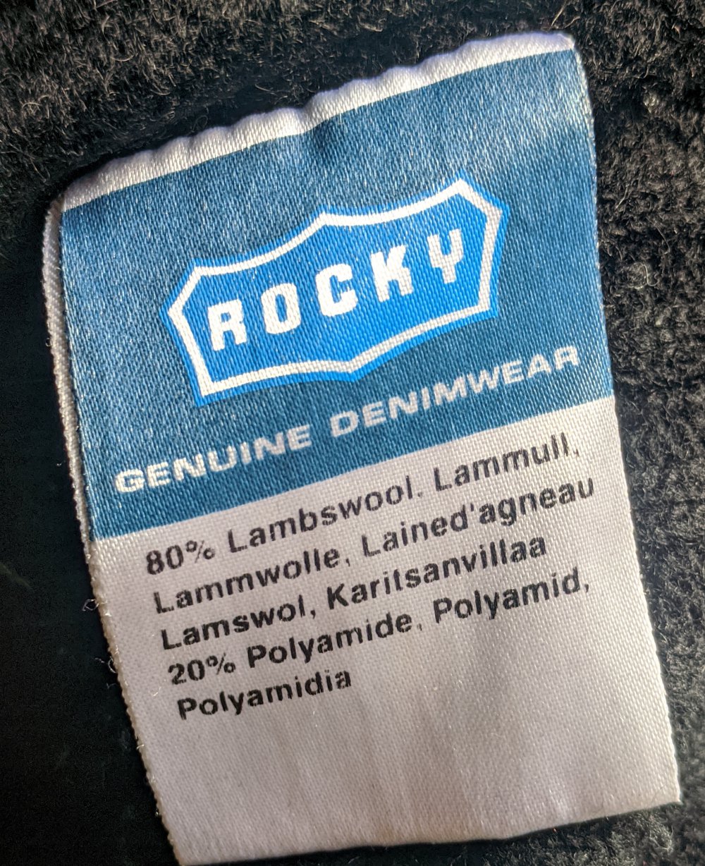 schwarzer Wollpulli mit Kapuze 