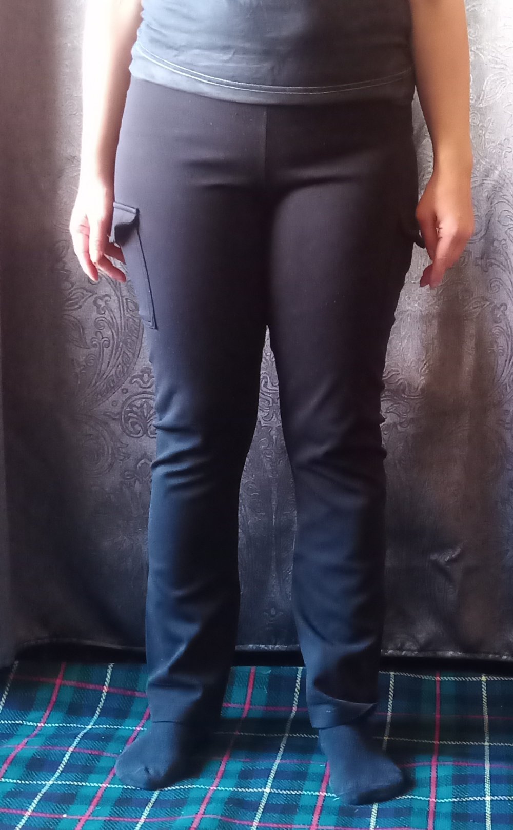 schwarze Jogginghose mit Beintasche
