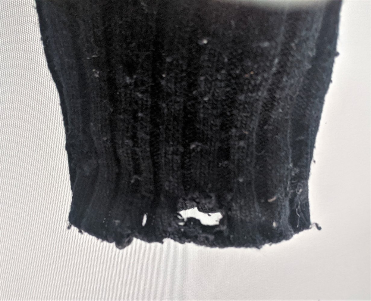 schwarzer Wollpulli mit Kapuze 