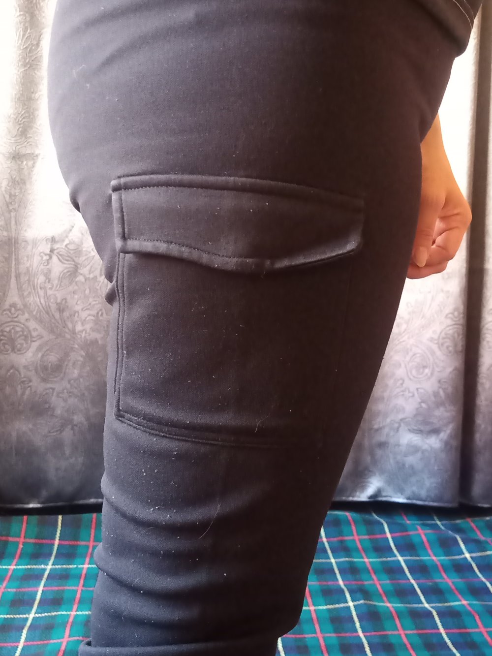 schwarze Jogginghose mit Beintasche