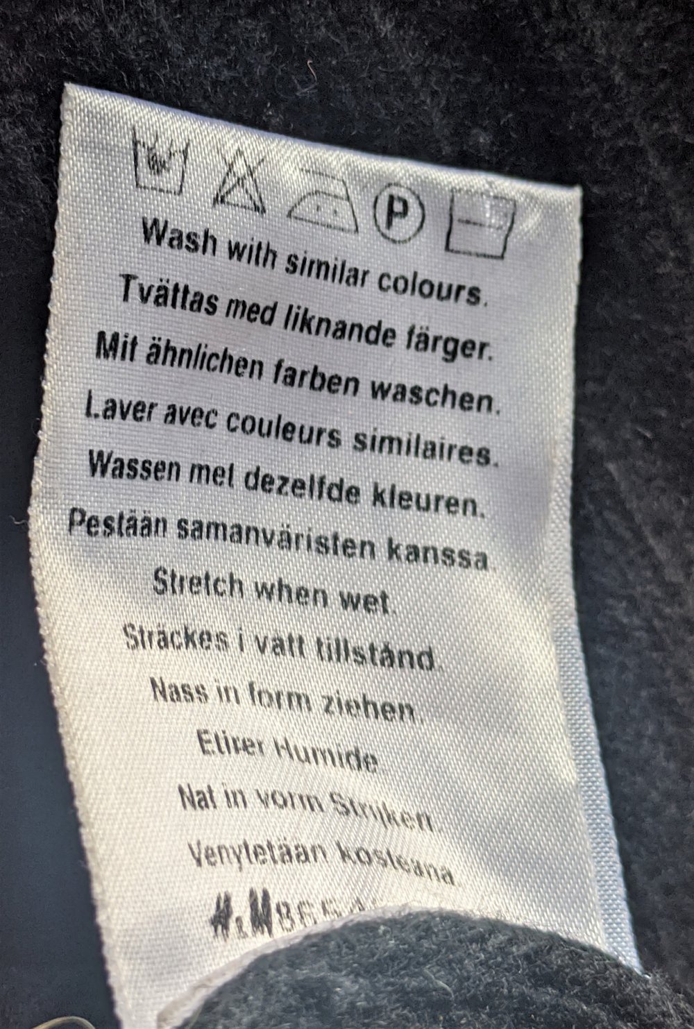 schwarzer Wollpulli mit Kapuze 