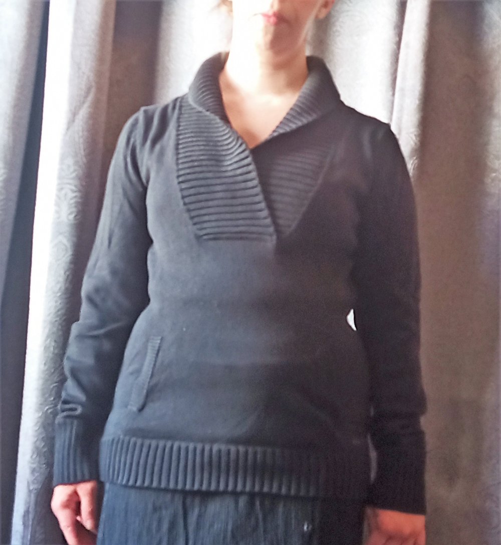 schwarzer Esprit Pulli mit Bauchtasche