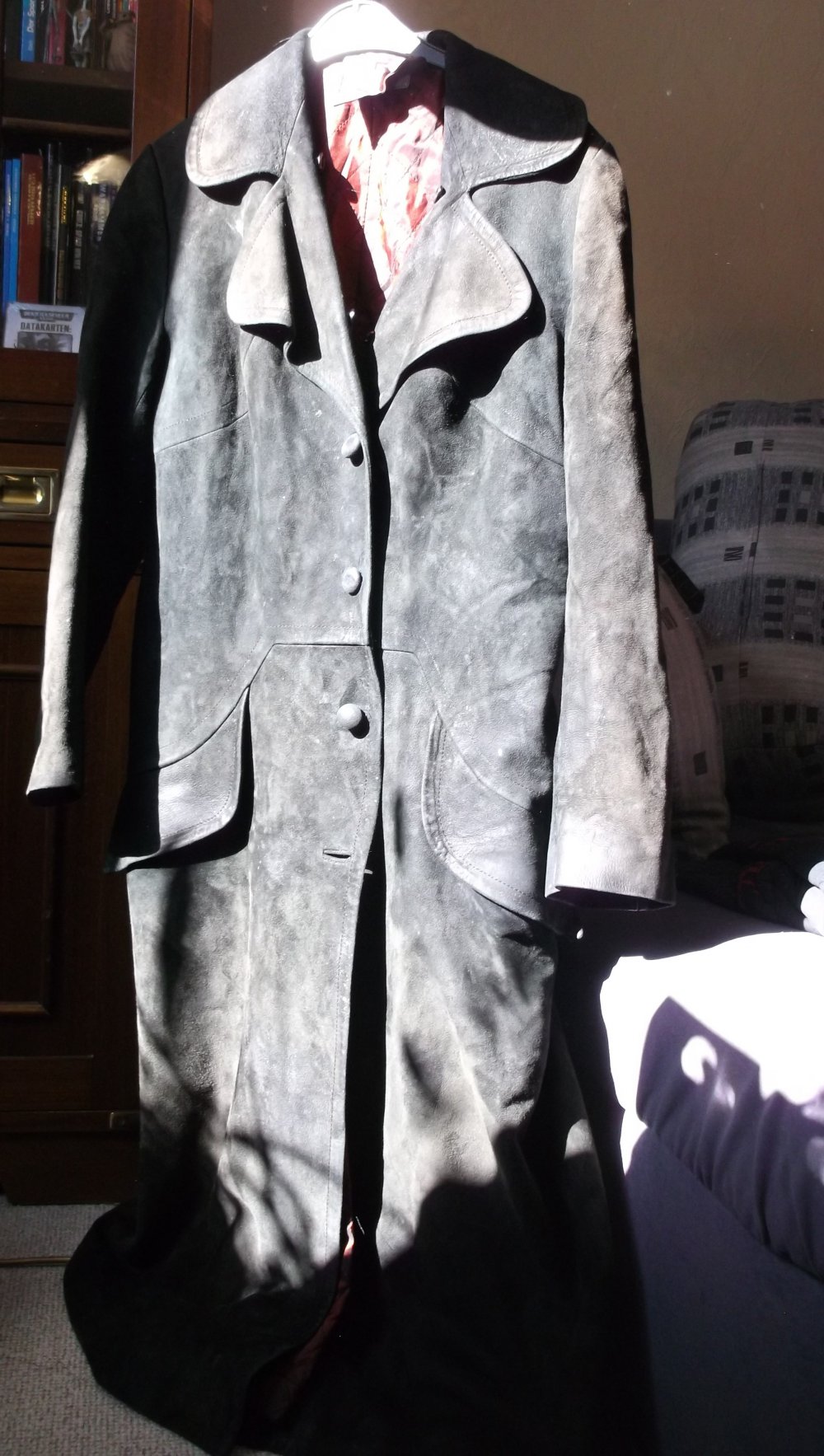 schwarzer Wildledermantel, lang