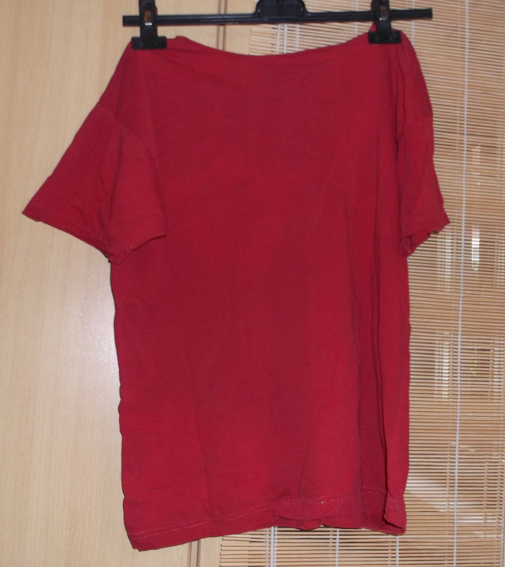 rotes T-Shirt ohne Bündchen