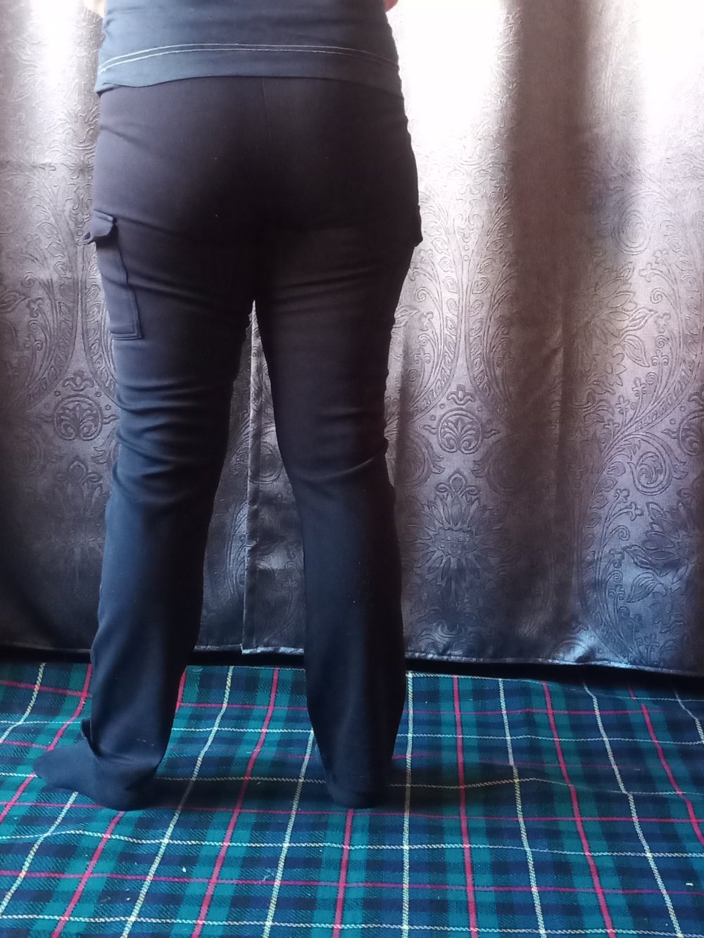 schwarze Jogginghose mit Beintasche
