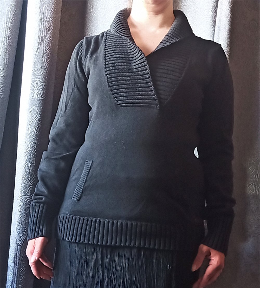 schwarzer Esprit Pulli mit Bauchtasche