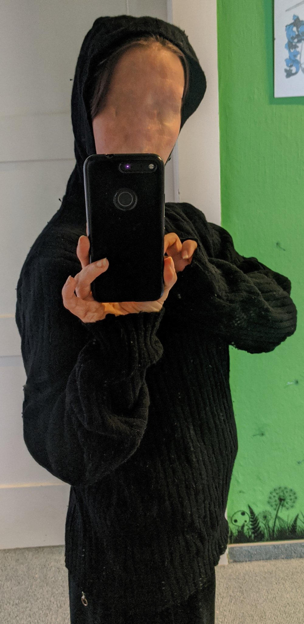 schwarzer Wollpulli mit Kapuze 