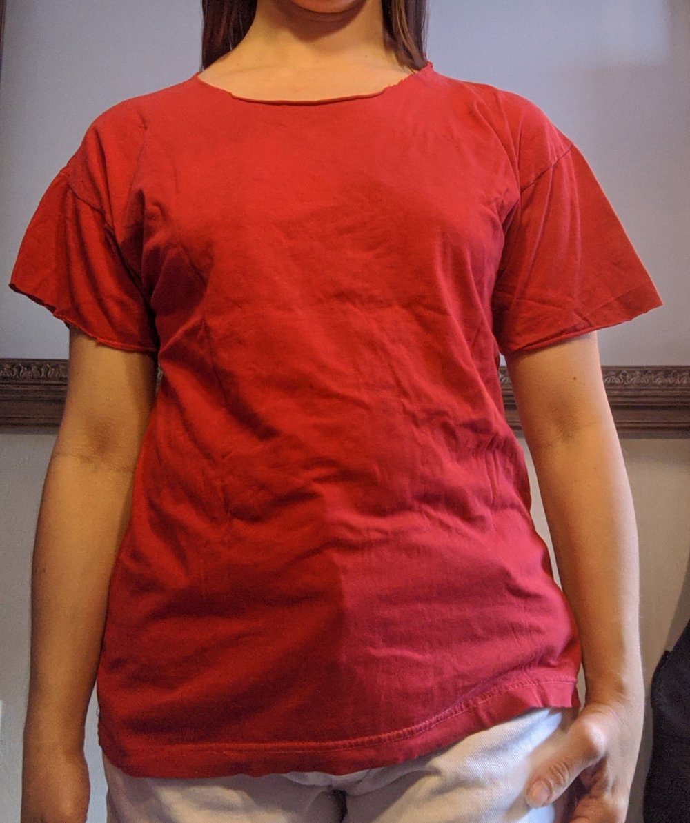 rotes T-Shirt ohne Bündchen