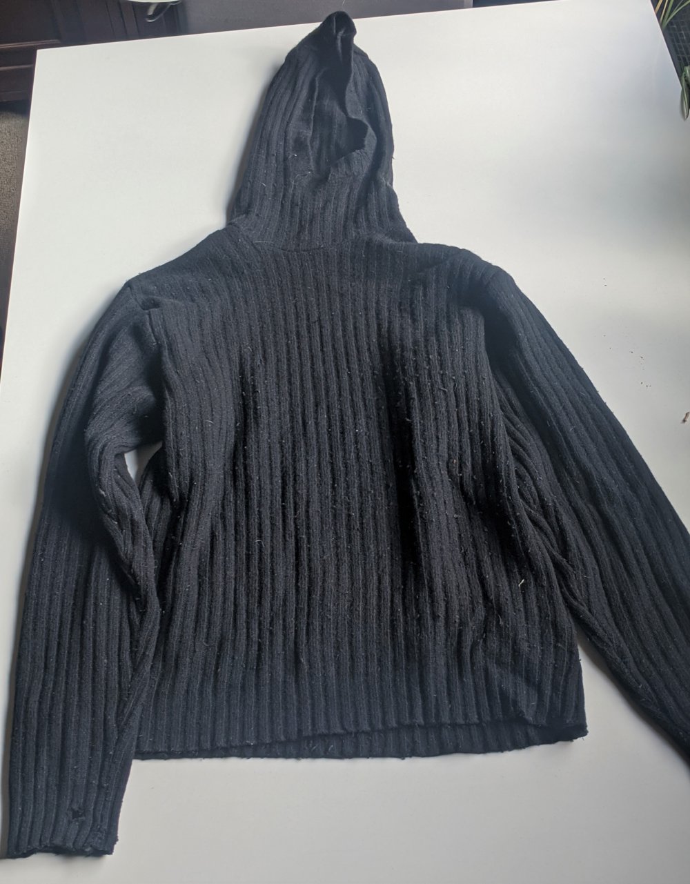 schwarzer Wollpulli mit Kapuze 