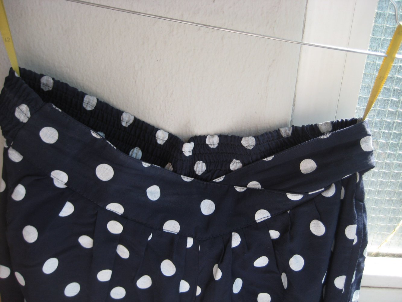 Wunderschöne dunkelblaue true vintage Stoffhose mit weißen Punkten, true vintage, vintage, achtziger, ballonhose, stoffhose, bequem, locker, leger, sommer, schick, elegant, polkadott, punkte, pünktchen, gepunktet