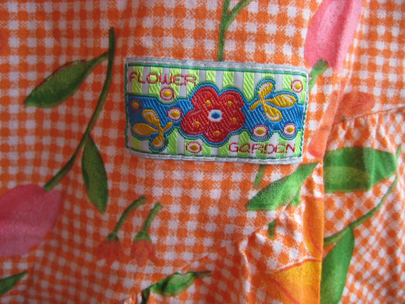 Strahlendes Orangekariertes Vintagekleidchen mit Blumen, vintage, süß, verspielt, blumen, geblümt, tulpen, ostern, karos, kariert, bunt, besonders, romantisch, flower garden, baumwolle