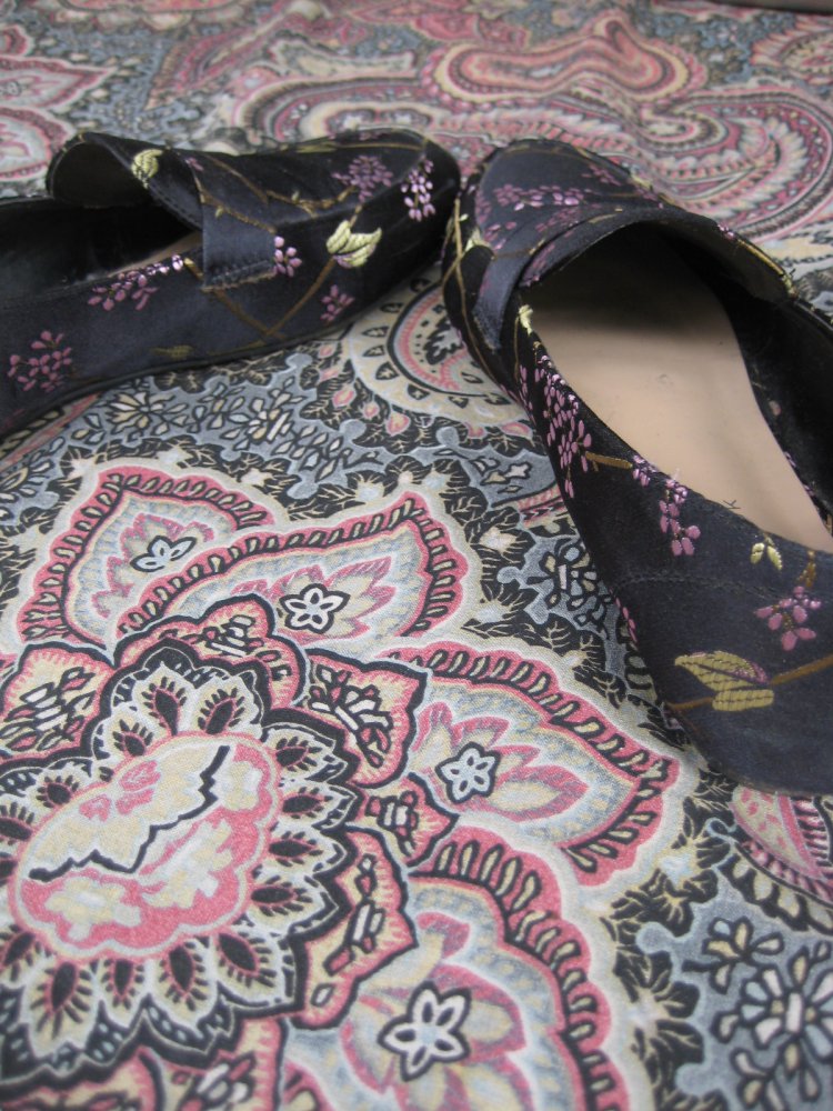 Schwarze Loafer mit aufgesticktem Kirschblütenmuster, flach, schick, bequem, blumen, blüten, schwarz, lila, grün, loafer, schlappen, besonders, abiball, hochzeit