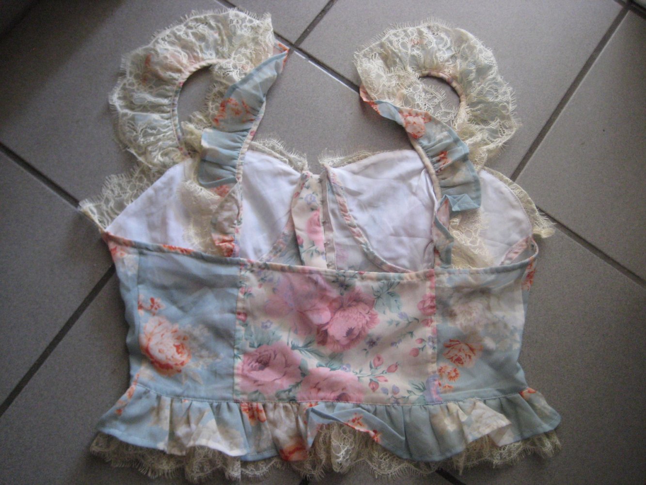 Romantisches Corsagen-Oberteil mit Spitzenrüschen! creme, beige, romantisch, spitze, lace, verspielt, romantisch, crop, rosen, hellblau, pastell, plussize, curvy
