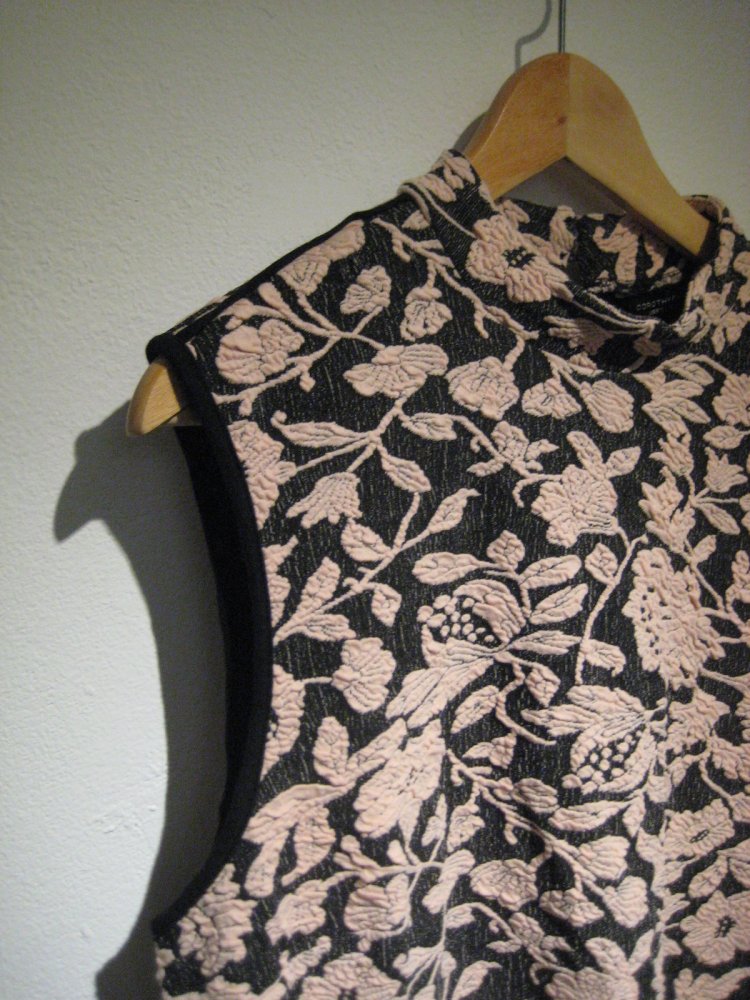 Wunderschönes Kleid mit Blumenrankenmuster! romance, romantisch, blumen, geblümt, schick, edel, elegant, rollkragen, ärmellos, curvy, plussize