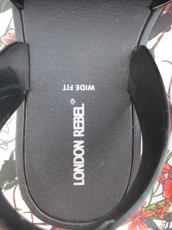 Matte schwarze Sommersandalen! nineties, matt, schwarz, sommer, bequem, lässig, elegant, leger, bequem, flach, sandalen