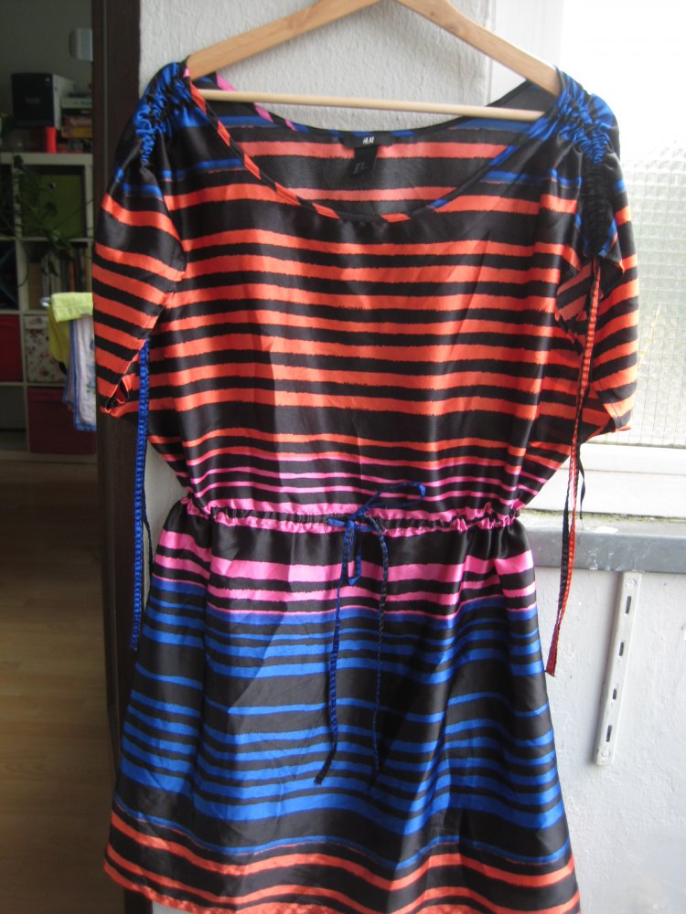 Glänzendes buntes Streifenkleid, streifen, gestreift, bunt, eighties, achtziger, tailliert, curvy, plussize, cool, lässig, auffällig, besonders, bequem