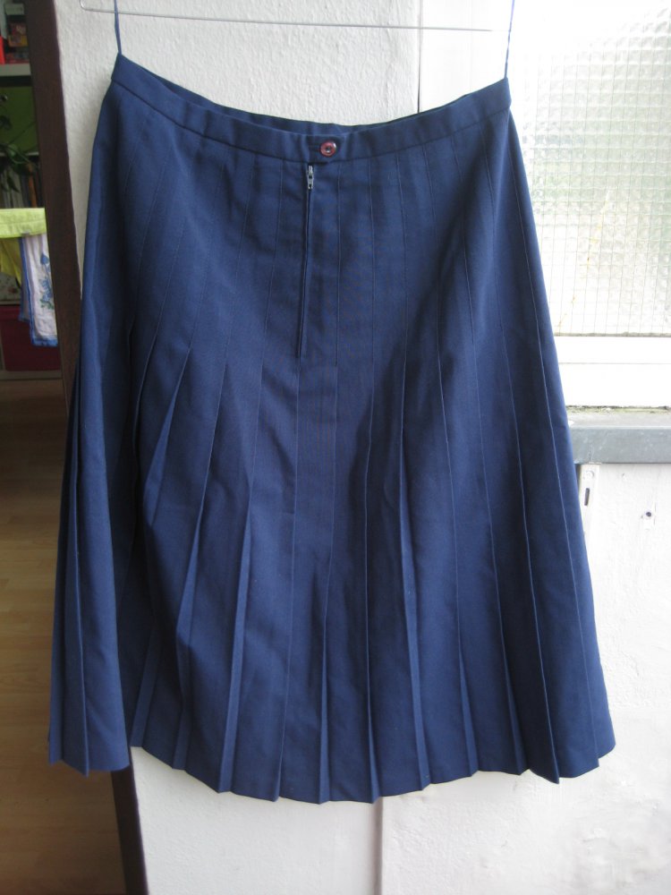 Wunderschöner Vintage Plisseerock in Midilänge, dunkelblau, marineblau, tiefblau, meerblau, faltenrock, plissee, schuluniform, rockabilly, vintage, true vintage, schick, edel, elegant, eleganz