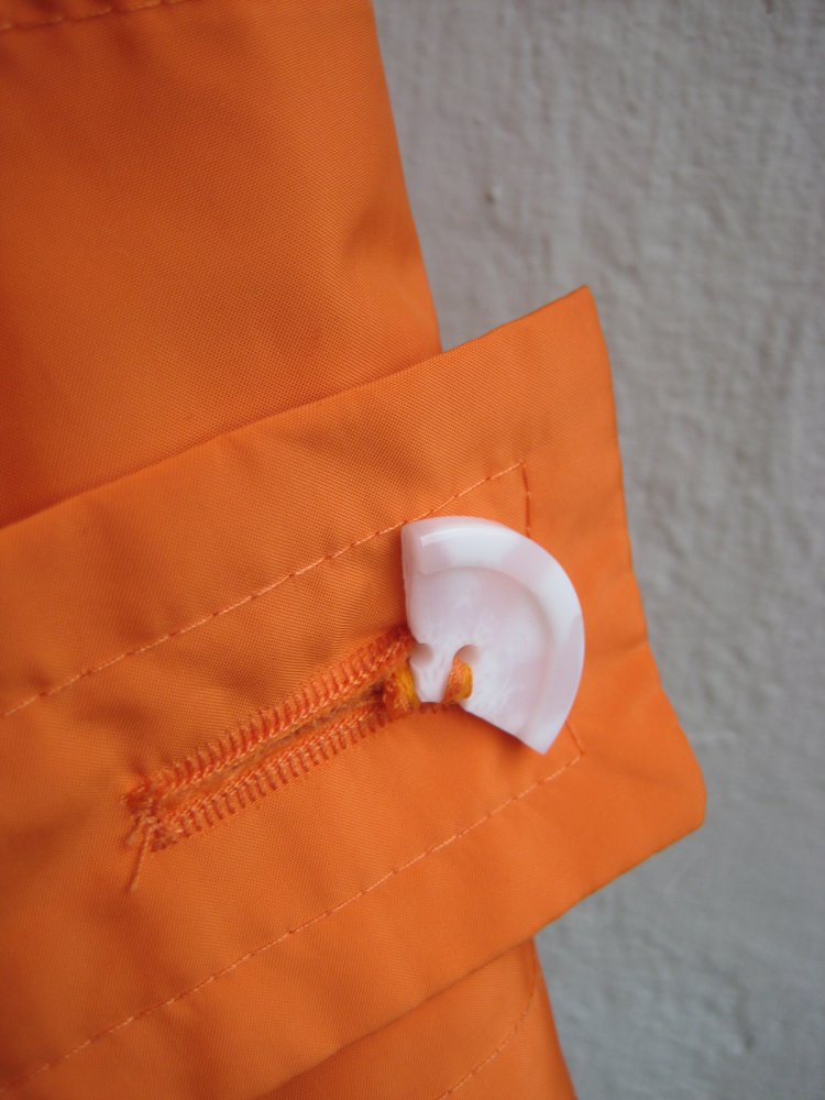 Orangefarbener Regenmantel, regenjacke, funktionskleidung, elegant, schick, strahlend, orange, trenchcoat, regenmantel, besonders, edel 