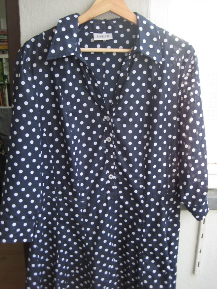 Wunderschönes dunkelblaues Midikleid mit weißen Punkten, midikleid, schwingend, swing, gepunktet, polkadot, rockabilly, rocknroll, edel, schick, elegant