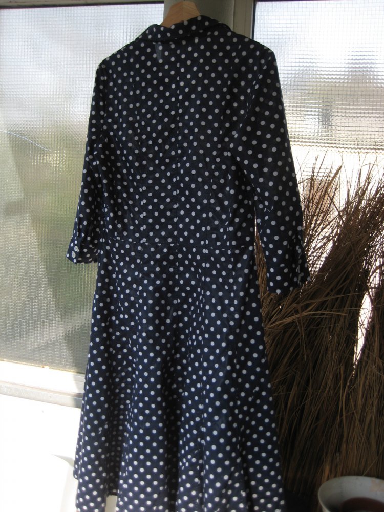 Wunderschönes dunkelblaues Midikleid mit weißen Punkten, midikleid, schwingend, swing, gepunktet, polkadot, rockabilly, rocknroll, edel, schick, elegant