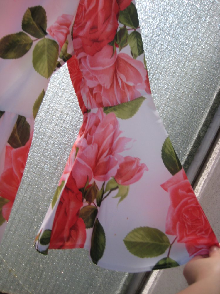 Schickes weißes Kleid mit Rosenmuster! elegant, schick, weiß, rosa, grün, trompetenärmel, volant, reclaimed vintage, asos