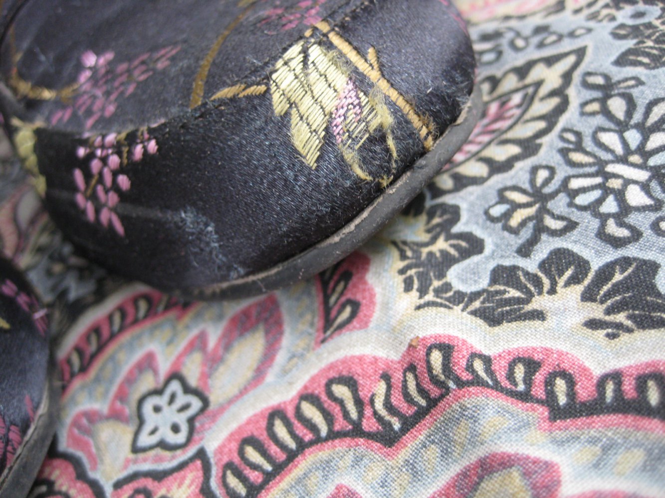 Schwarze Loafer mit aufgesticktem Kirschblütenmuster, flach, schick, bequem, blumen, blüten, schwarz, lila, grün, loafer, schlappen, besonders, abiball, hochzeit