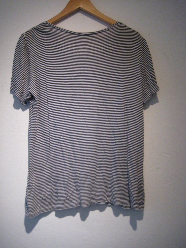 Schlichtes schwarz-weiß gestreiftes Shirt mit kleinem Volant! klassisch, schlicht, schwarzweiß, monochrom, plussize, streifen, gestreift, stripes