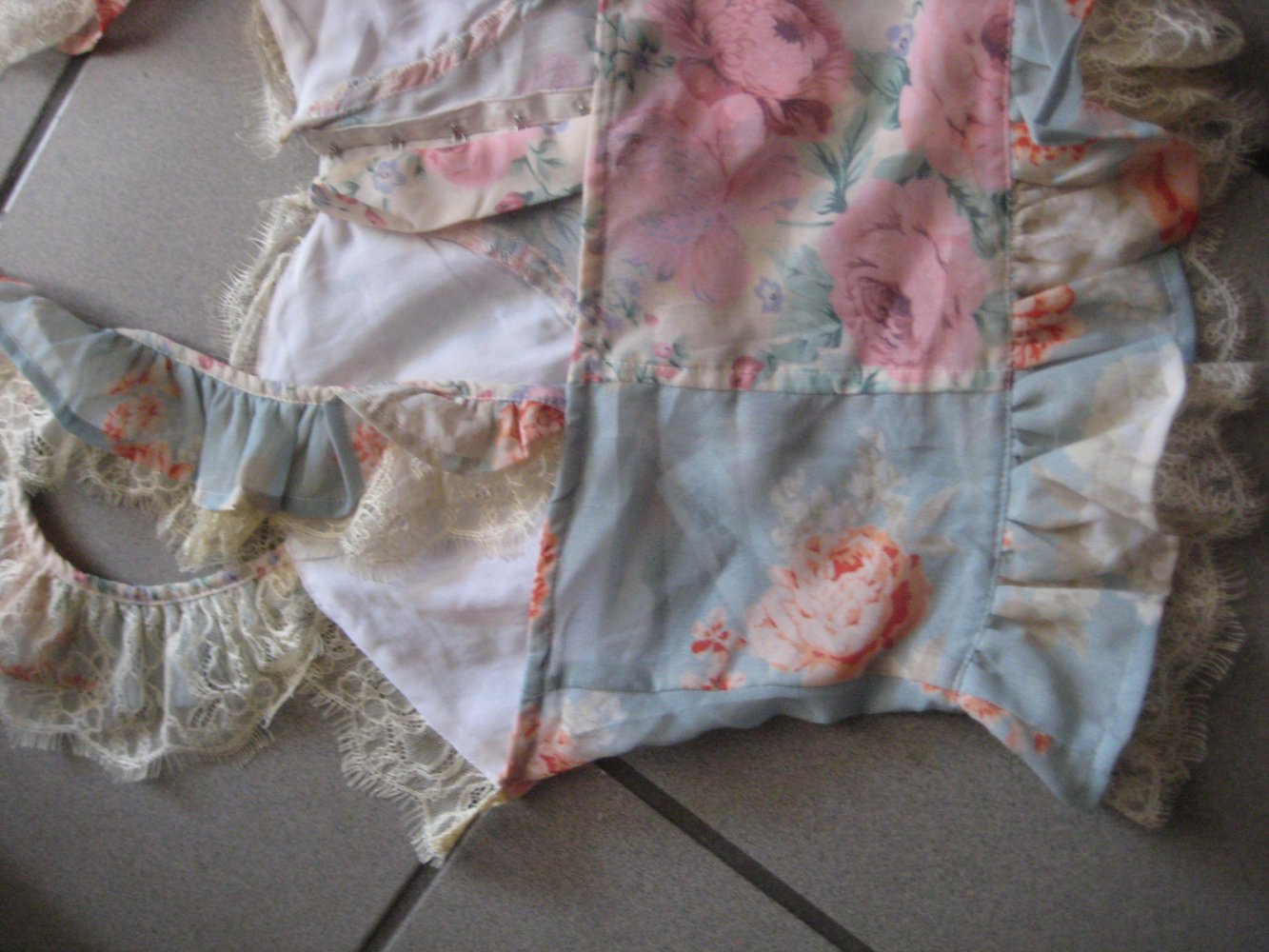 Romantisches Corsagen-Oberteil mit Spitzenrüschen! creme, beige, romantisch, spitze, lace, verspielt, romantisch, crop, rosen, hellblau, pastell, plussize, curvy
