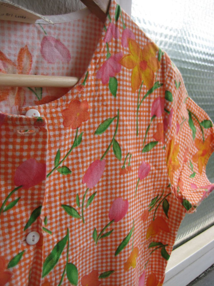 Strahlendes Orangekariertes Vintagekleidchen mit Blumen, vintage, süß, verspielt, blumen, geblümt, tulpen, ostern, karos, kariert, bunt, besonders, romantisch, flower garden, baumwolle