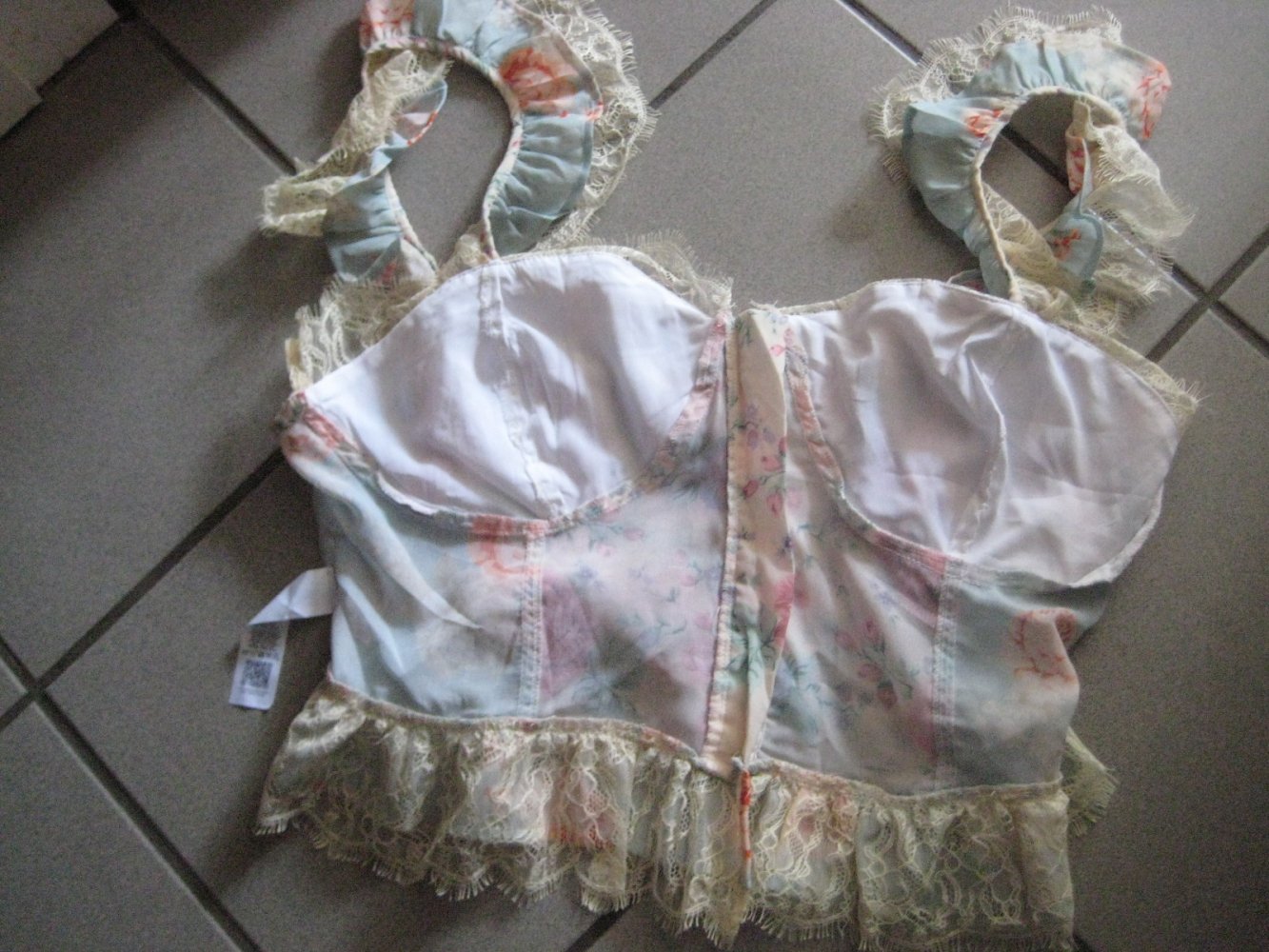 Romantisches Corsagen-Oberteil mit Spitzenrüschen! creme, beige, romantisch, spitze, lace, verspielt, romantisch, crop, rosen, hellblau, pastell, plussize, curvy
