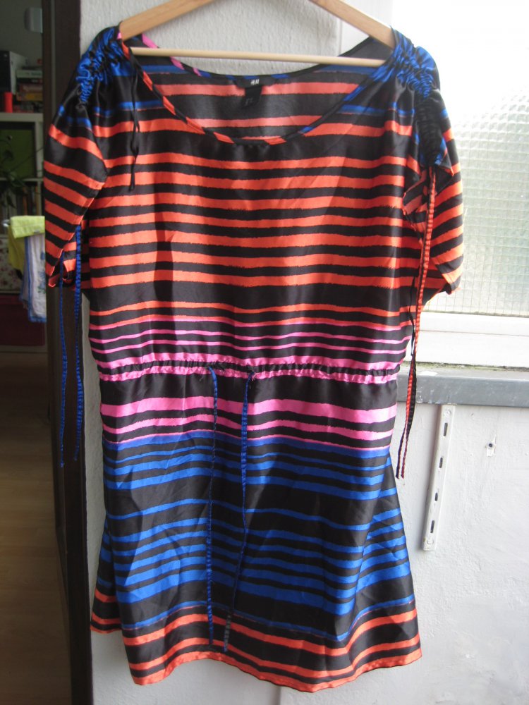 Glänzendes buntes Streifenkleid, streifen, gestreift, bunt, eighties, achtziger, tailliert, curvy, plussize, cool, lässig, auffällig, besonders, bequem