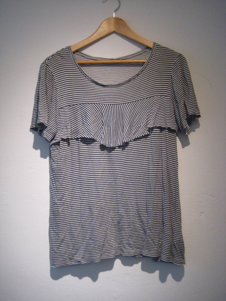 Schlichtes schwarz-weiß gestreiftes Shirt mit kleinem Volant! klassisch, schlicht, schwarzweiß, monochrom, plussize, streifen, gestreift, stripes