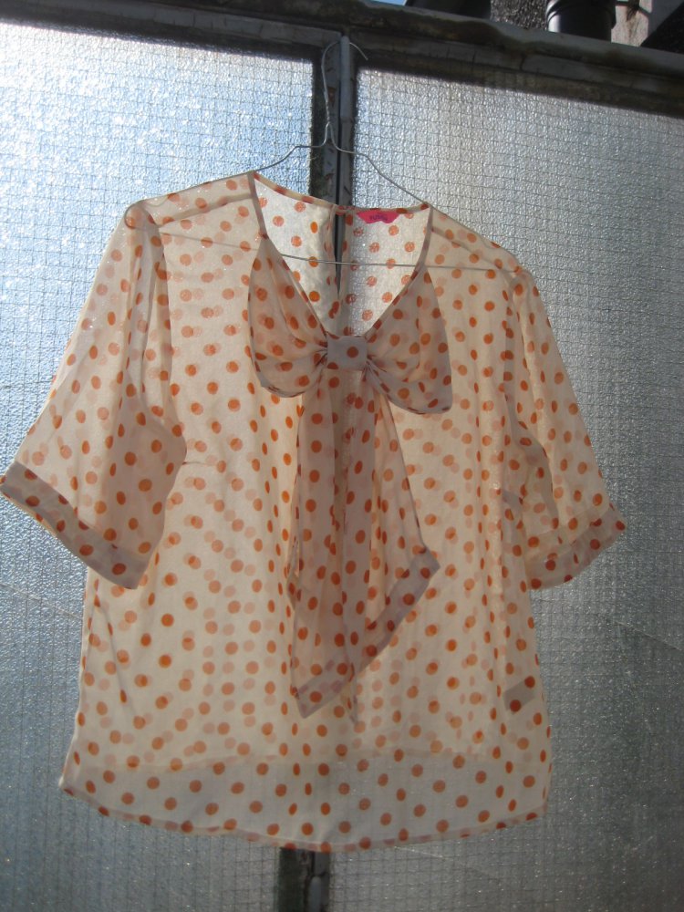 Süße transparente Bluse mit Punkten und Schleife! punkte, gepunktet, dotts, polkadott, transparent, orange, cremeweiß, süß, verspielt, schleife, bow, schluppe
