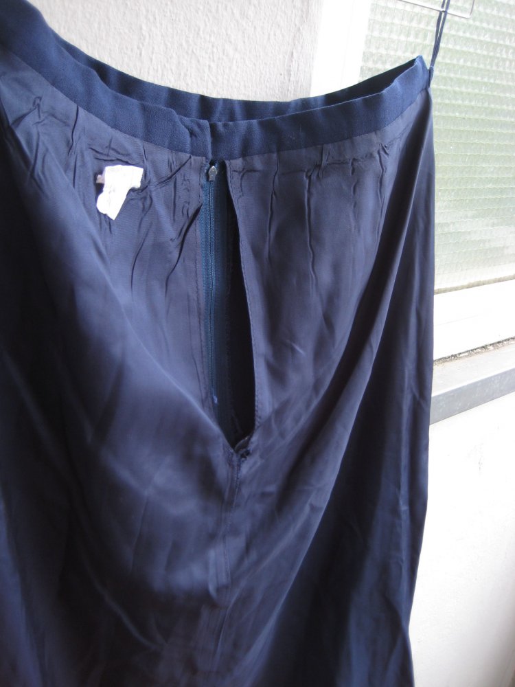 Wunderschöner Vintage Plisseerock in Midilänge, dunkelblau, marineblau, tiefblau, meerblau, faltenrock, plissee, schuluniform, rockabilly, vintage, true vintage, schick, edel, elegant, eleganz