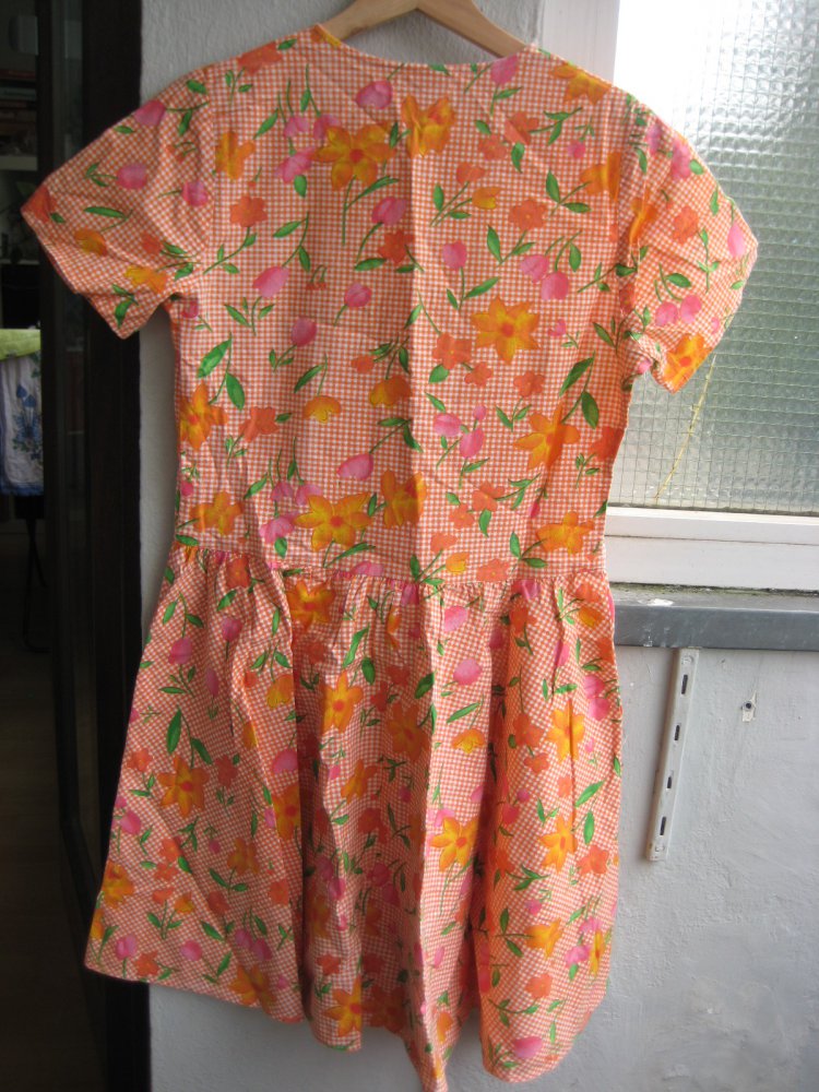Strahlendes Orangekariertes Vintagekleidchen mit Blumen, vintage, süß, verspielt, blumen, geblümt, tulpen, ostern, karos, kariert, bunt, besonders, romantisch, flower garden, baumwolle