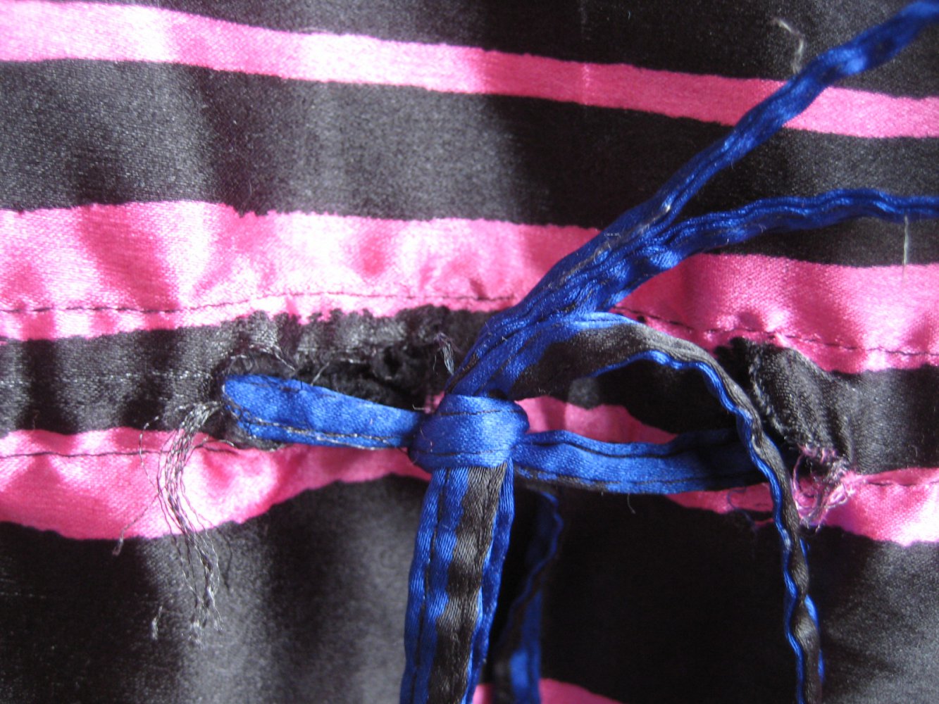 Glänzendes buntes Streifenkleid, streifen, gestreift, bunt, eighties, achtziger, tailliert, curvy, plussize, cool, lässig, auffällig, besonders, bequem