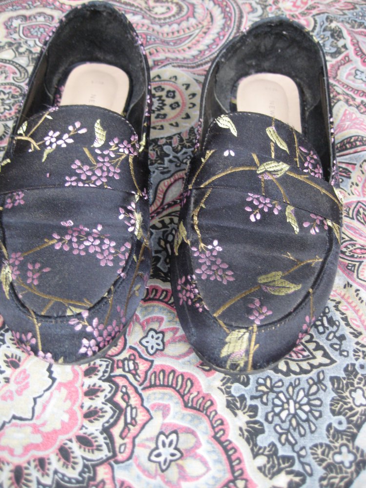 Schwarze Loafer mit aufgesticktem Kirschblütenmuster, flach, schick, bequem, blumen, blüten, schwarz, lila, grün, loafer, schlappen, besonders, abiball, hochzeit